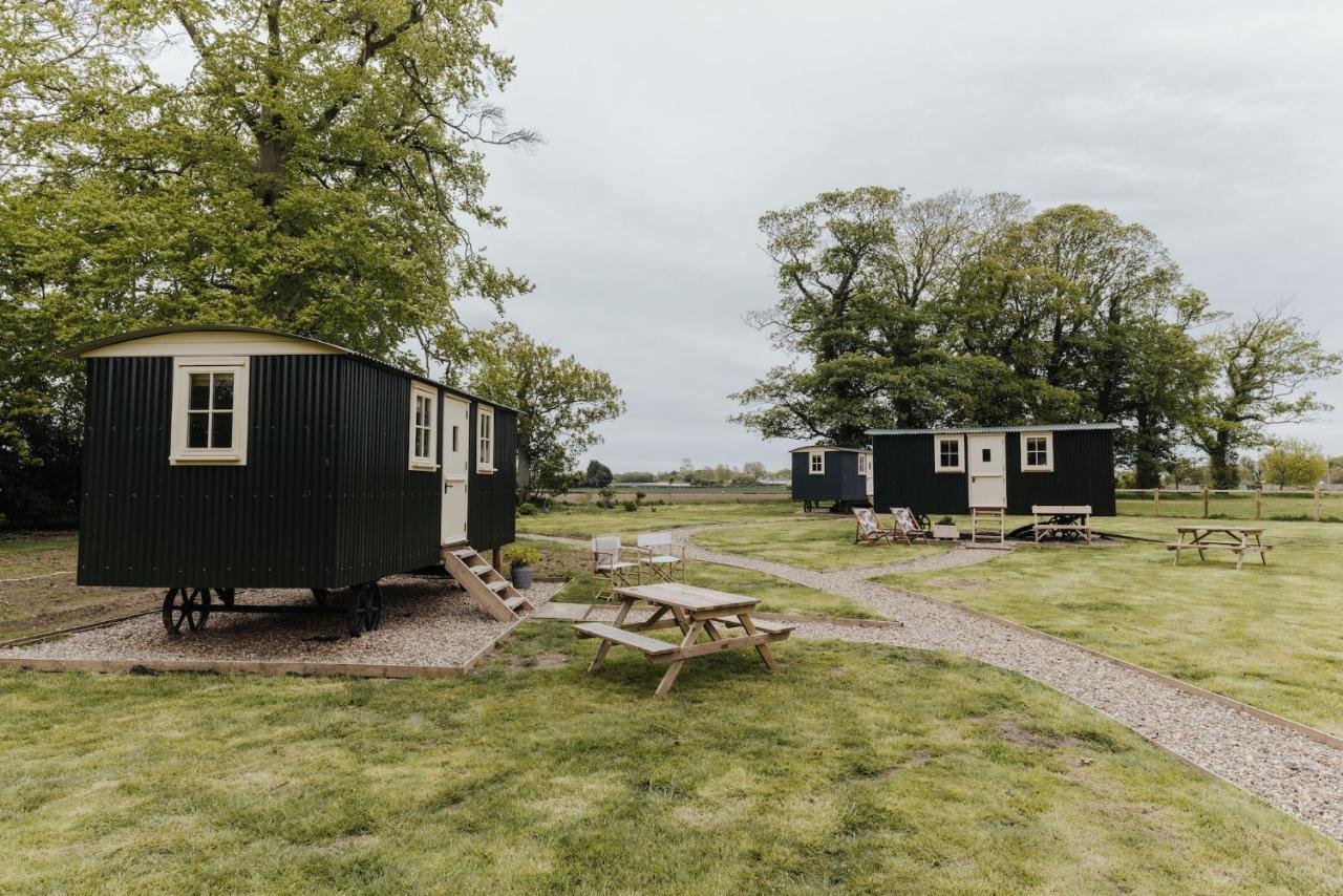 The Shepherds Huts & The Well Lodge At Ormesby Manor Ormesby Saint Michael Zewnętrze zdjęcie
